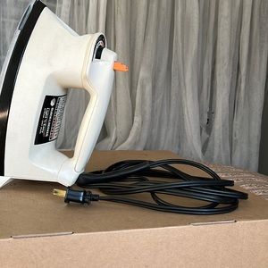 ⭐️ Black & Decker steam iron / dry iron light & easy
